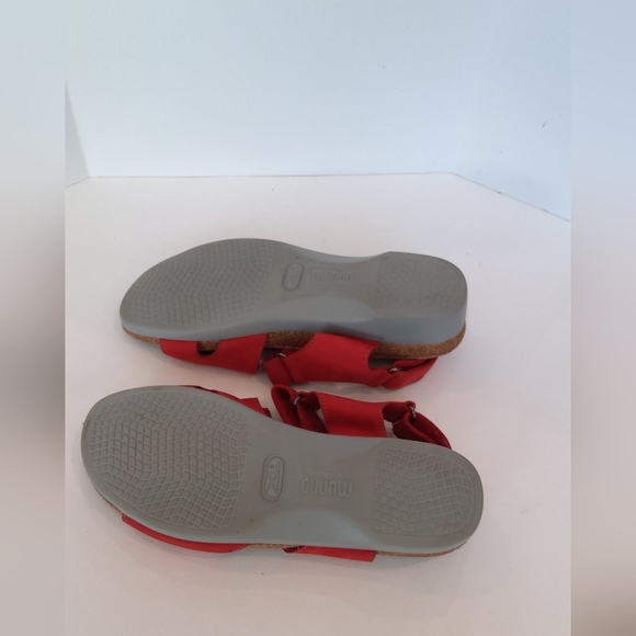 MUNRO red leather sandals adjustable straps - Picture 8 of 8